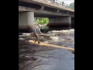 yazhekhozyain l crossing on a log. interestingly, after such a crossing, someone saw this grandfather